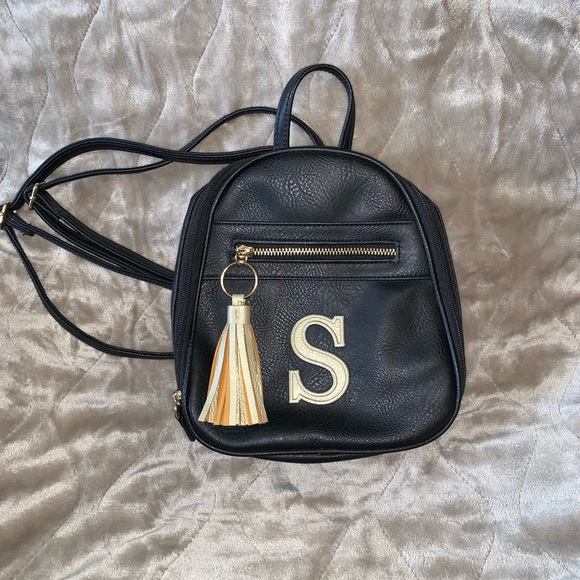 Handbags - Host Pick! 🥳 Black Vegan Leather Backpack/Shoulder Bag